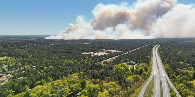 Vista aérea del incendio forestal desde la A28