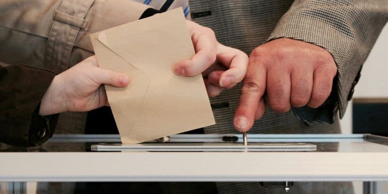 Miles de personas votan en las elecciones de la UE