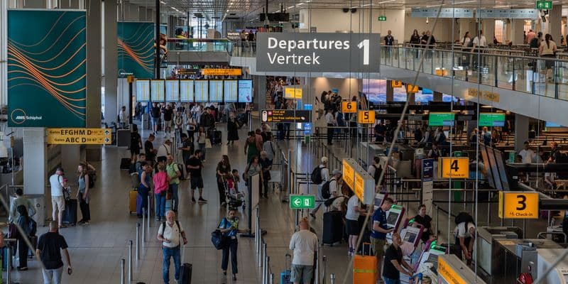 Schiphol advierte de retrasos por paros del personal de seguridad