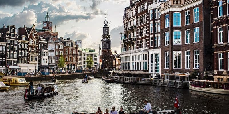 Turistas junto a un canal de Ámsterdam