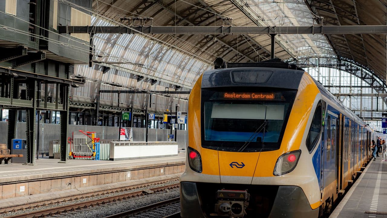 Andenes y tren de la estación Amsterdam Centraal