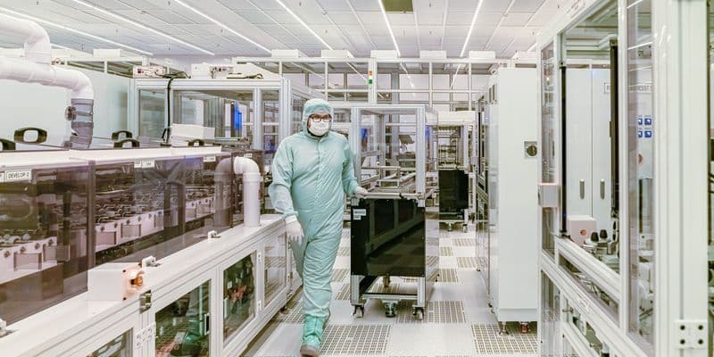 Empleado en una empresa de semiconductores