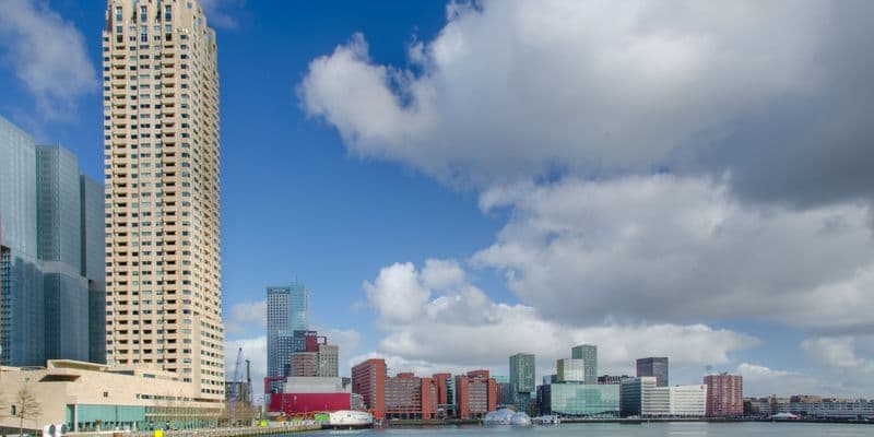 Edificios empresariales y una zona industrial en los Países Bajos