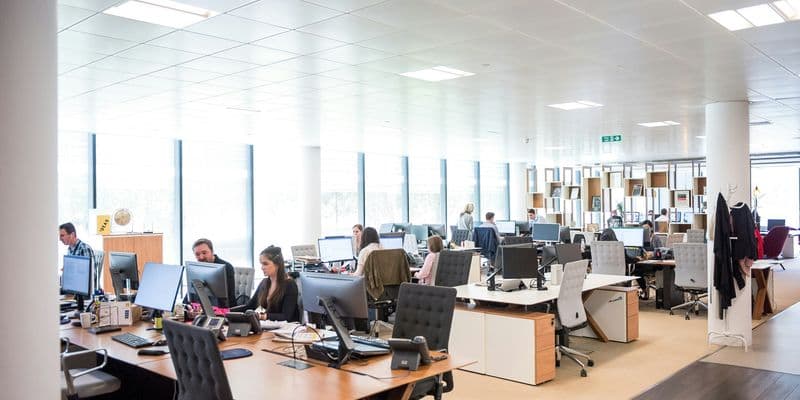 Personas en entorno laboral de oficina