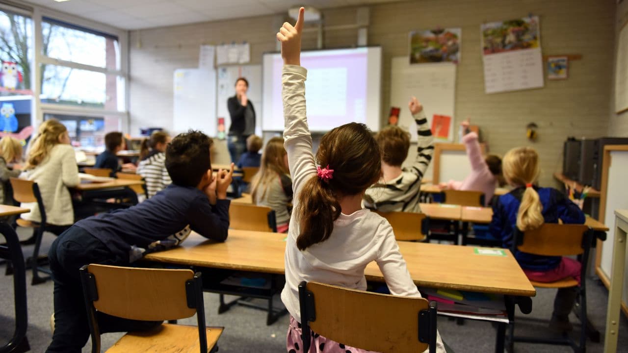 Alumnos de primaria con distintos orígenes lingüísticos en un aula