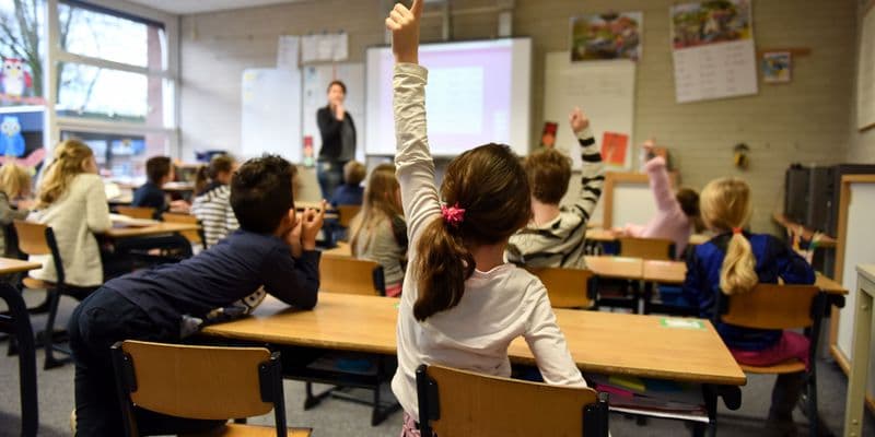 Alumnos de primaria con distintos orígenes lingüísticos en un aula