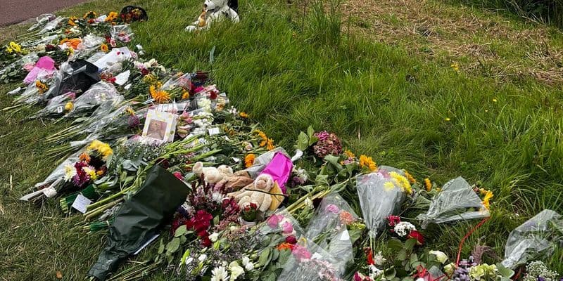 Flores en el lugar del crimen del asesinato de Lisa