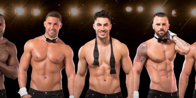 Hombres bailarines de club de striptease