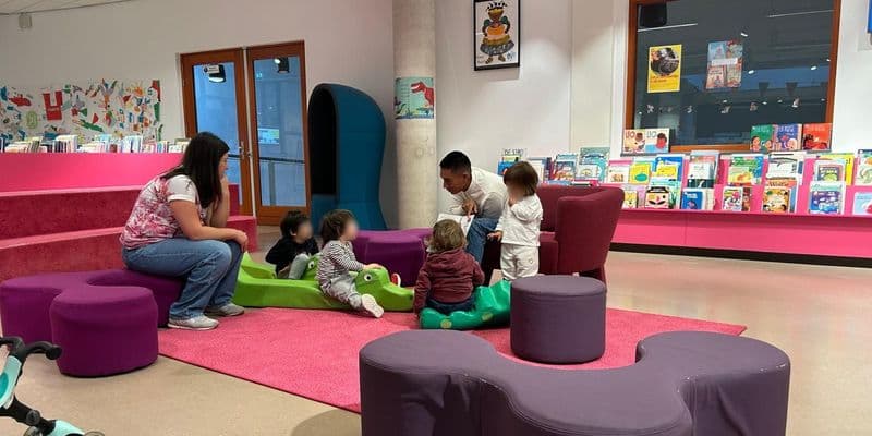 Jose en la biblioteca leyendo cuentos a niños