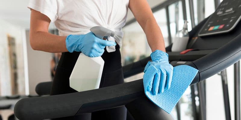 Limpiando un gimnasio