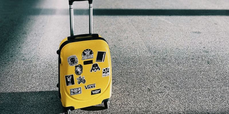 Maleta de mano en aeropuerto