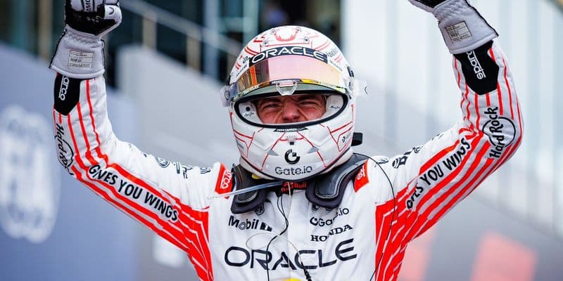 Max Verspatten celebrado la victoria en el GP Japón 2025