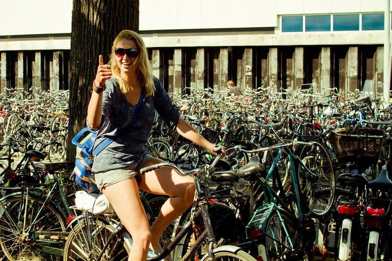 Mujer en bicicleta