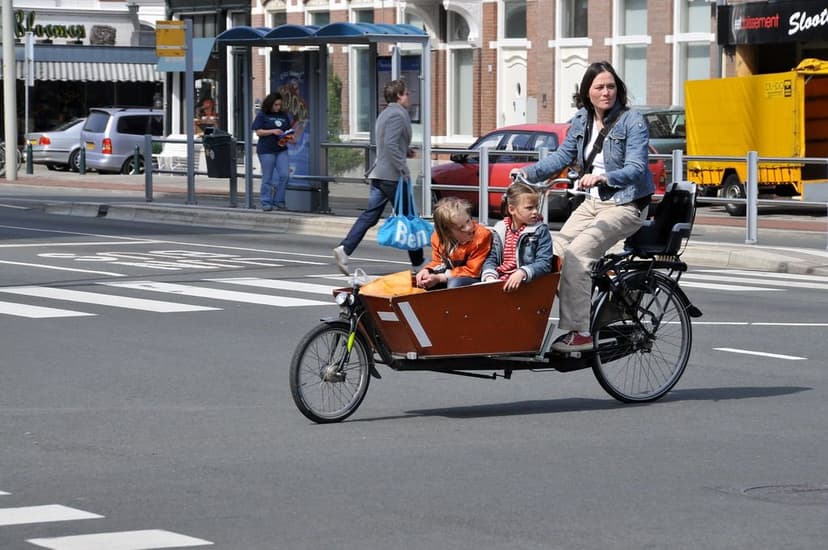 Mujer con niños en bicicleta