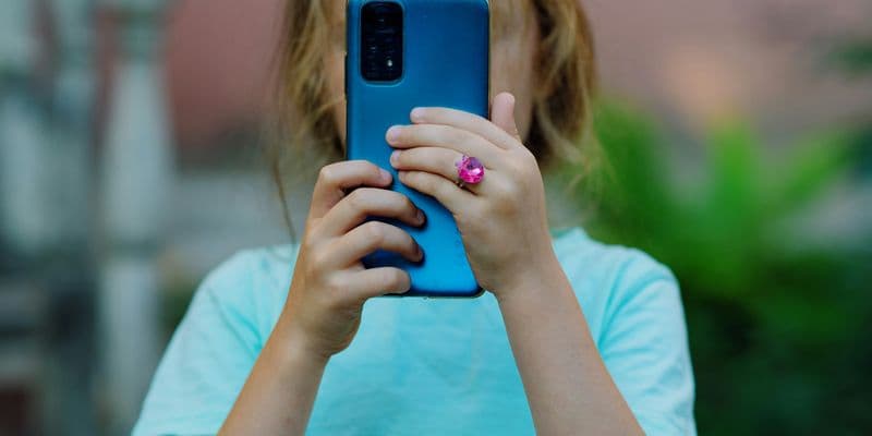 Niña con un teléfono
