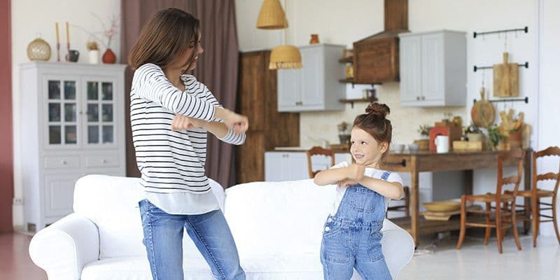 Cuidadora infantil jugando con niña
