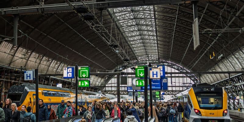 Tren de NS en una estación ferroviaria de los Países Bajos