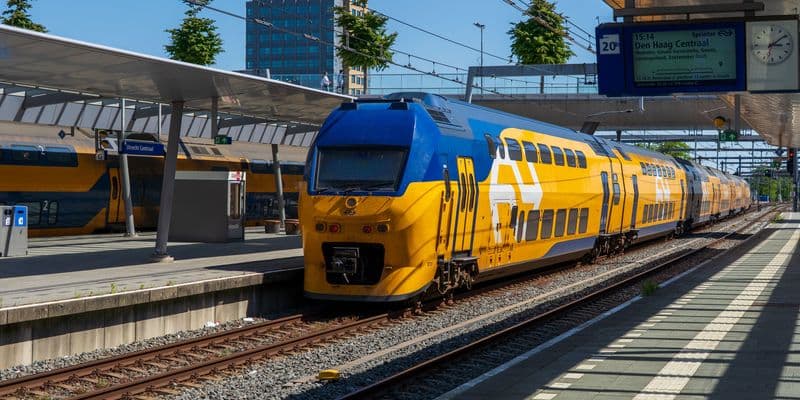 Tren de NS en una estación de los Países Bajos