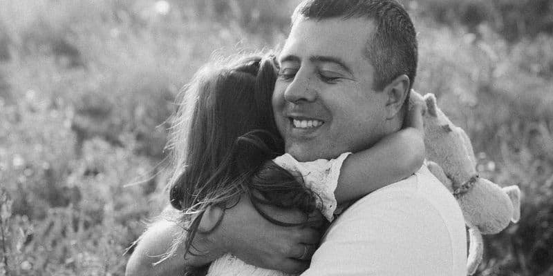 Padre abrazando a su hija