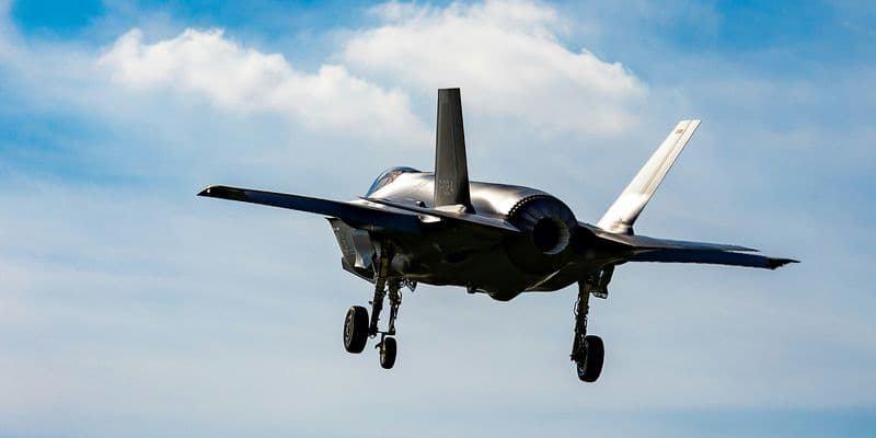 Dron militar sobrevolando