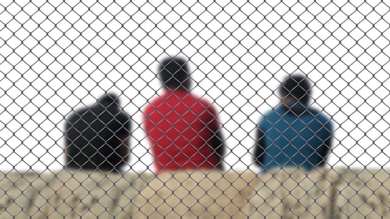 Solicitantes de asilo tras una valla