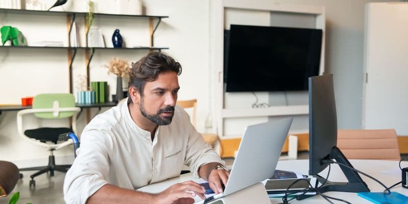 Trabajador con discapacidad en una oficina