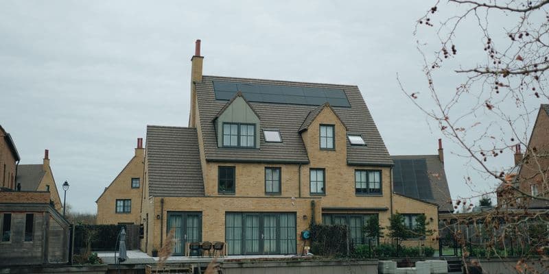 Paneles solares instalados en el tejado de una vivienda en los Países Bajos