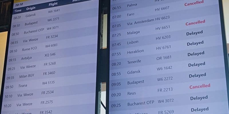 Pantallas de vuelos en el aeroopuerto