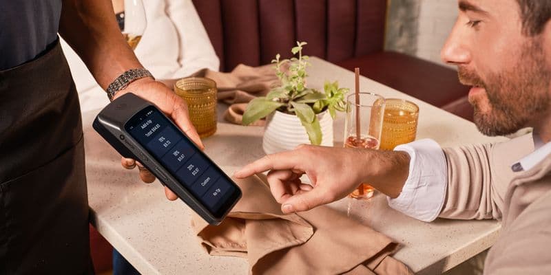 Terminal de pago en un bar mostrando una pantalla de solicitud de propina