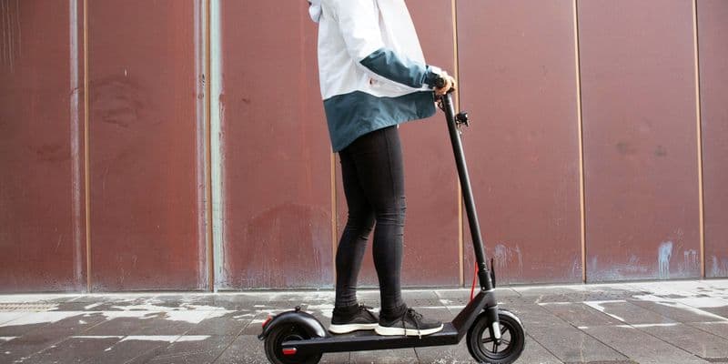 Persona conduciendo un patinete eléctrico