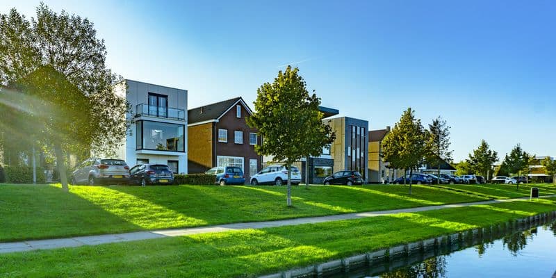 Casas típicas holandesas en una calle de los Países Bajos