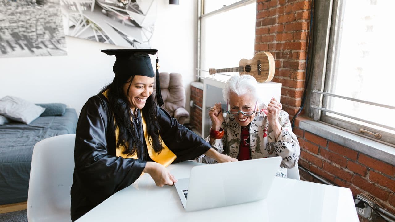 Una estudiante y una persona mayor conviviendo en una casa