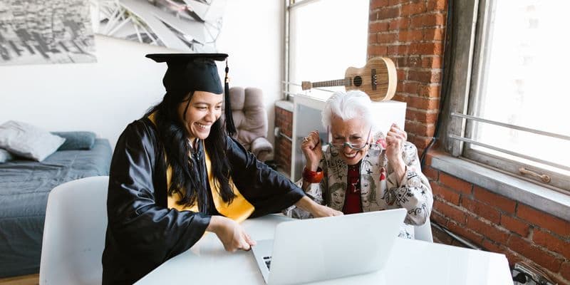 Una estudiante y una persona mayor conviviendo en una casa