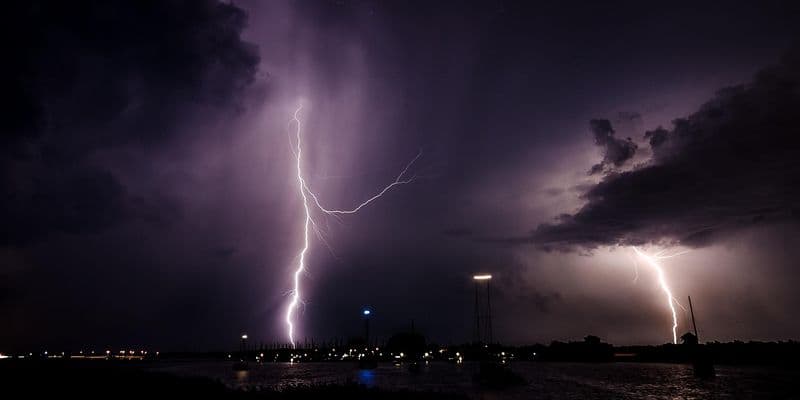 Rayo iluminando la noche