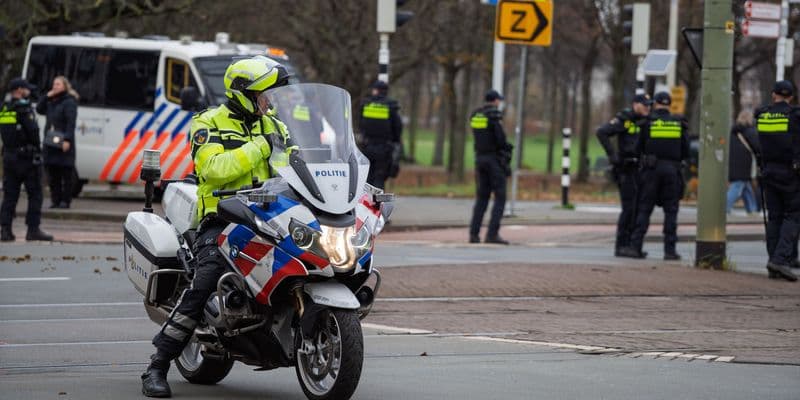 Agente de policía holandés en un control de tráfico