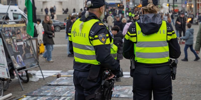 Agentes de la Policía Nacional neerlandesa controlando el orden público en una calle