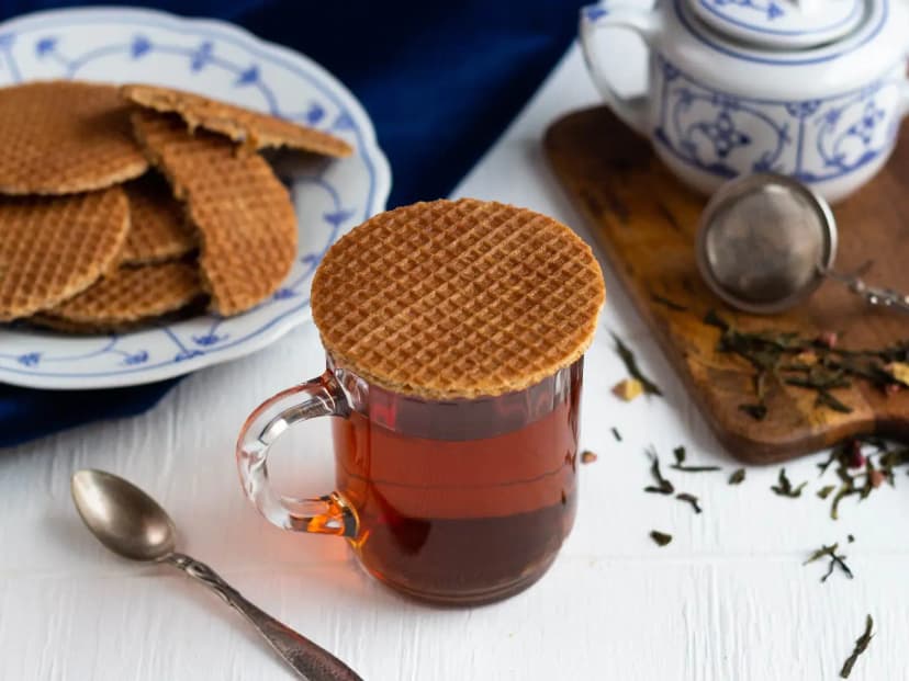 Stroopwafel sobre un té