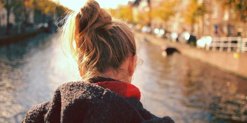 Mujer de espaldas enfrente de un canal