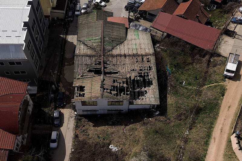Tejado de Club Pulse tras incendio en Macedonia del Norte