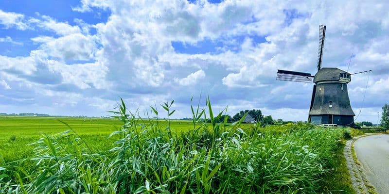 Paisaje de los Países Bajos bajo un cielo soleado y nublado