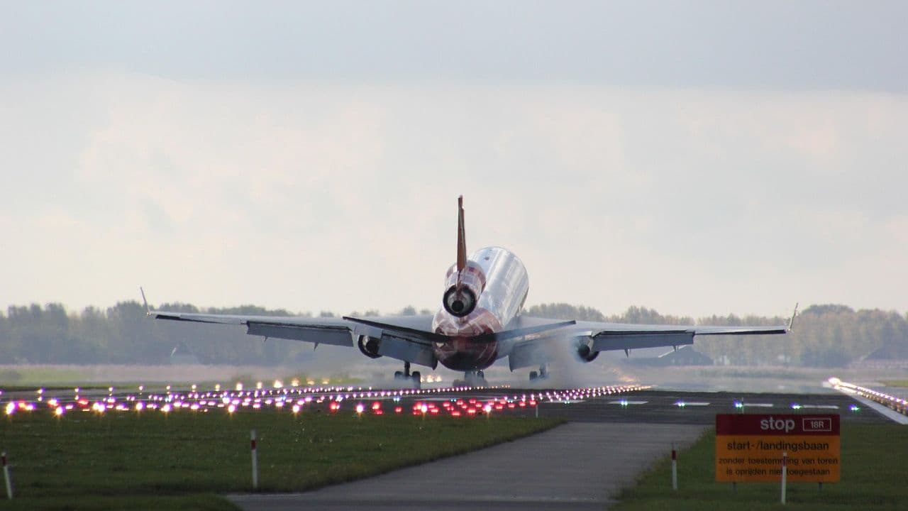 Avión despegando en el aeropuerto de Schiphol