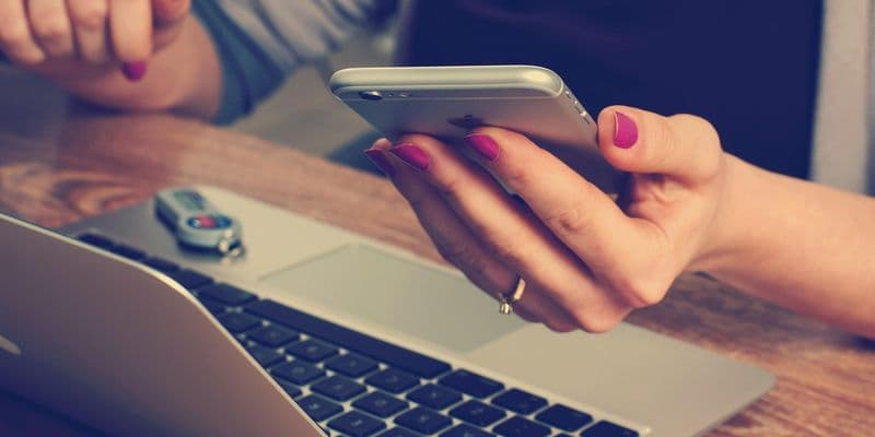 Persona con un teléfono en la mano