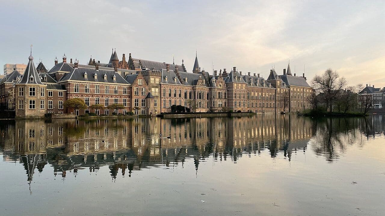 magen del complejo Binnenhof en La Haya, destacando su importancia histórica y los desafíos en su restauración.