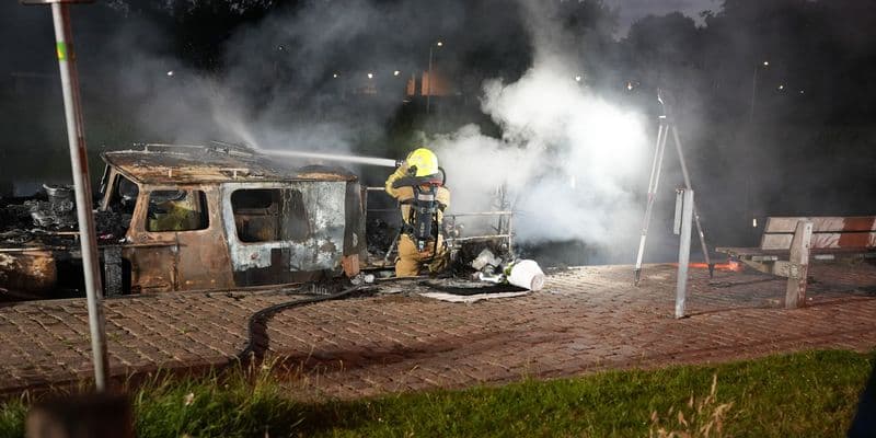Incendio en casa flotante deja un muerto y un herido en Tilburg