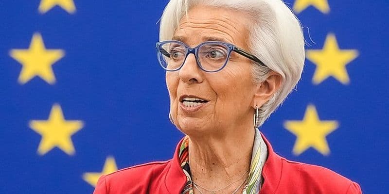 Christine Lagarde, presidenta del BCE, en una conferencia de prensa anunciando la reducción de los tipos de interés.