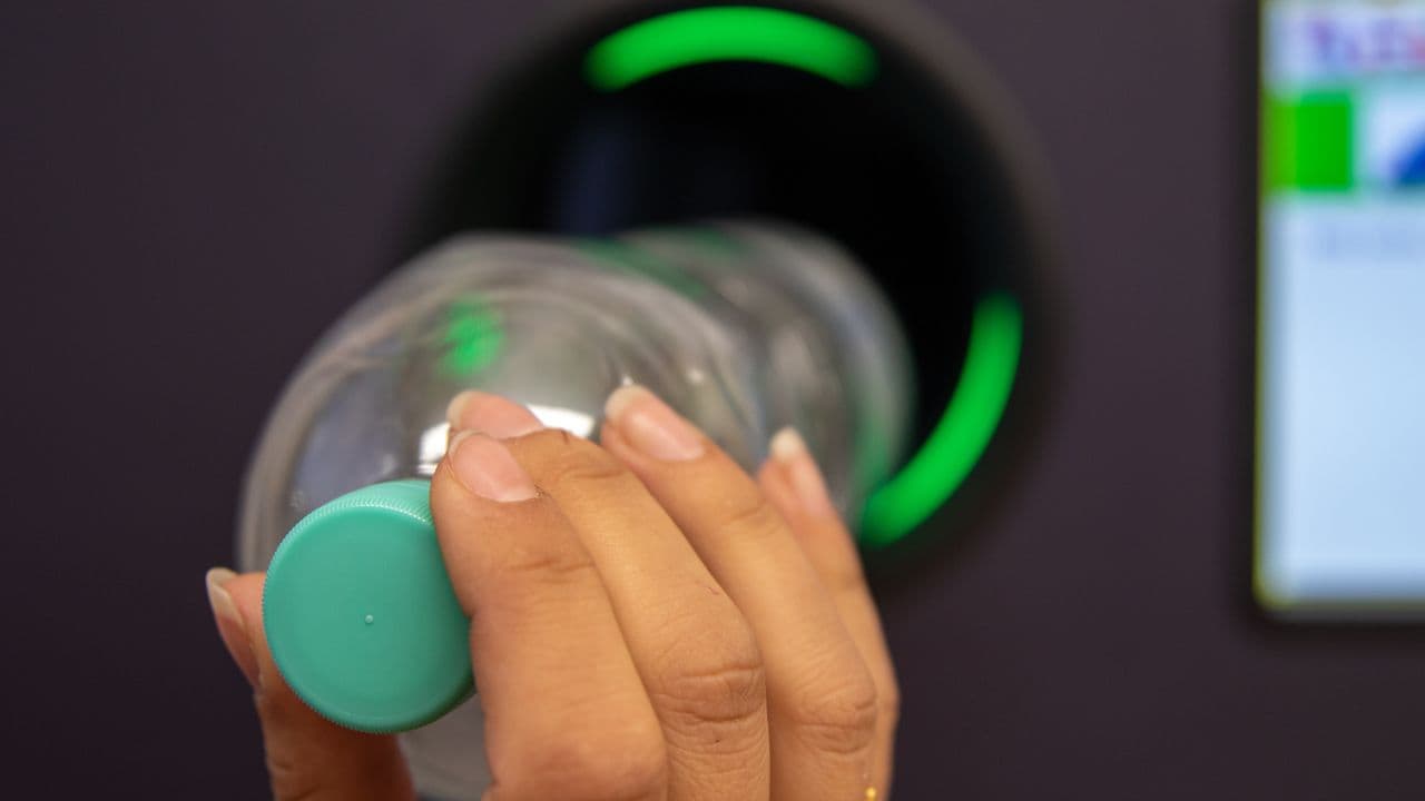 Devolución de una botella de plástico