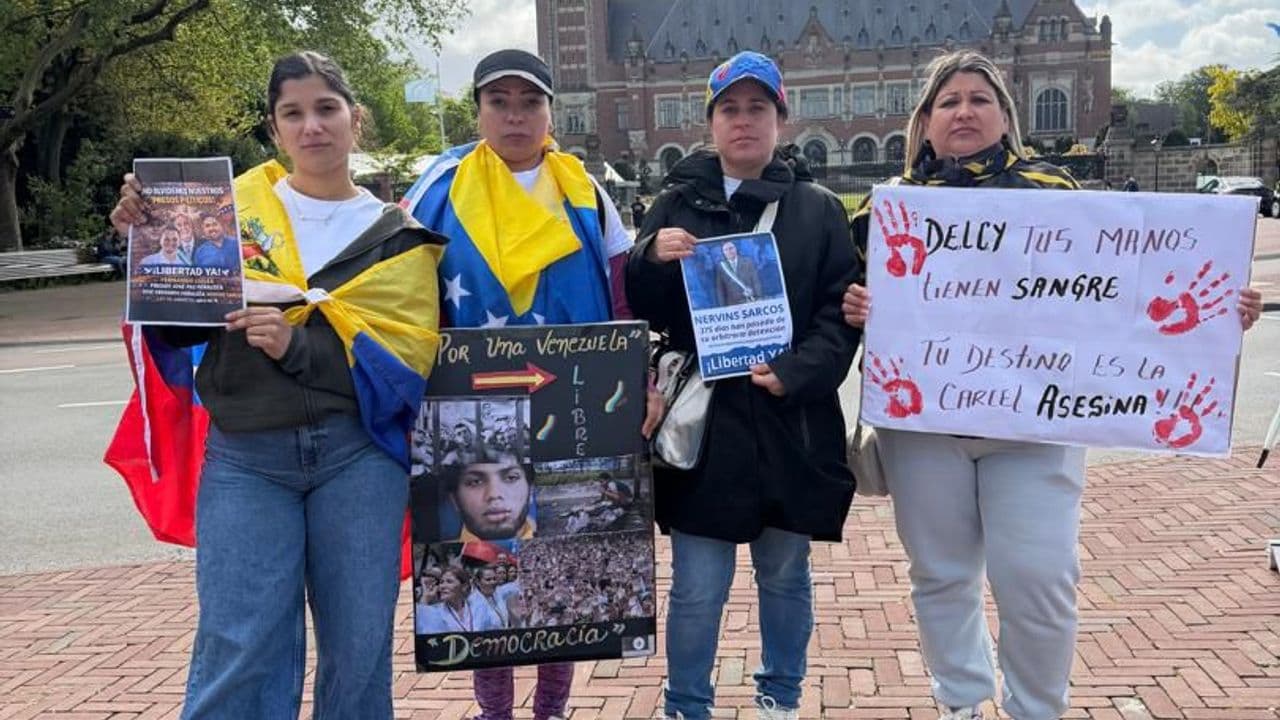 Manifestantes venezolanas frente al Palacio de la Paz