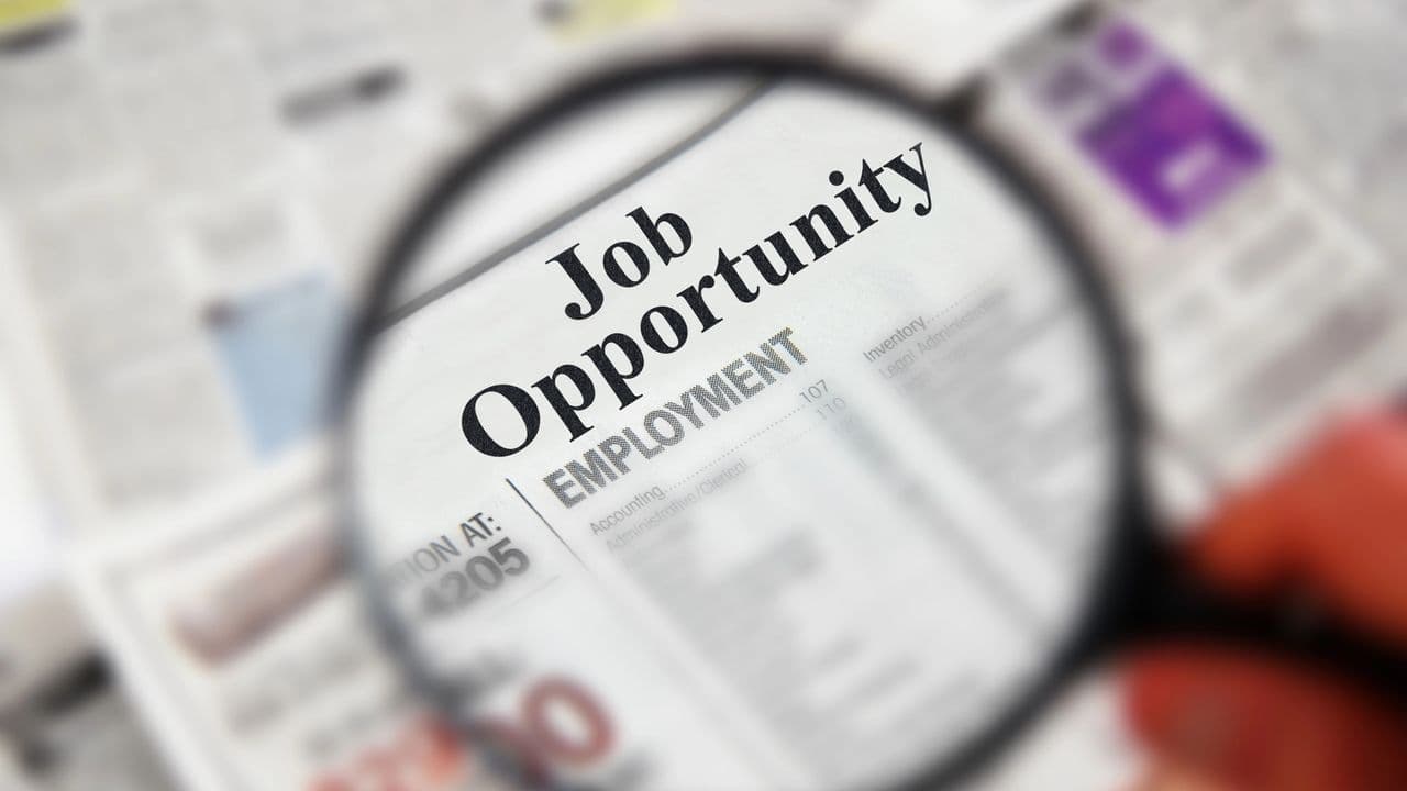 Oferta de empleo en un periódico