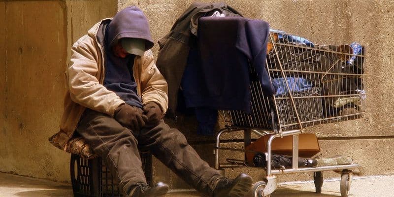 Persona viviendo en la calle