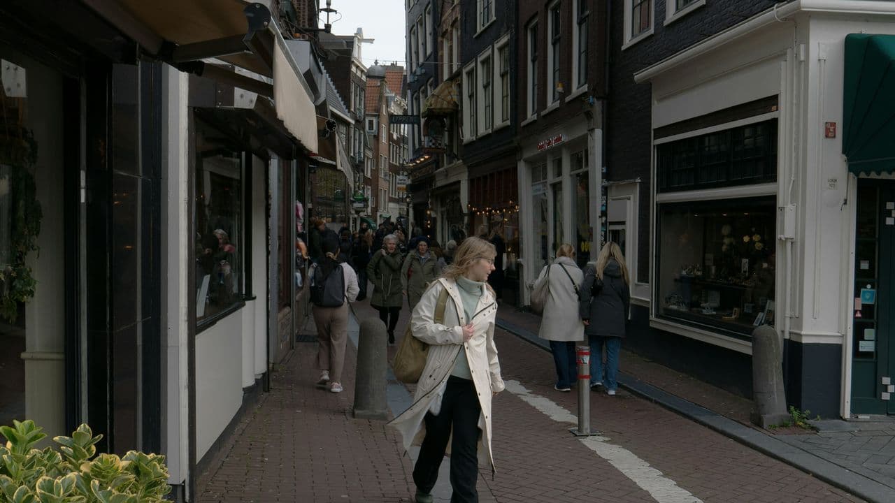 Personas caminando por una calle de Ámsterdam
